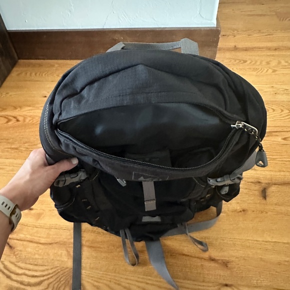 LIKE NEW: REI Traverse 30 Pack/Backpack in black/grey - Picture 7 of 11
